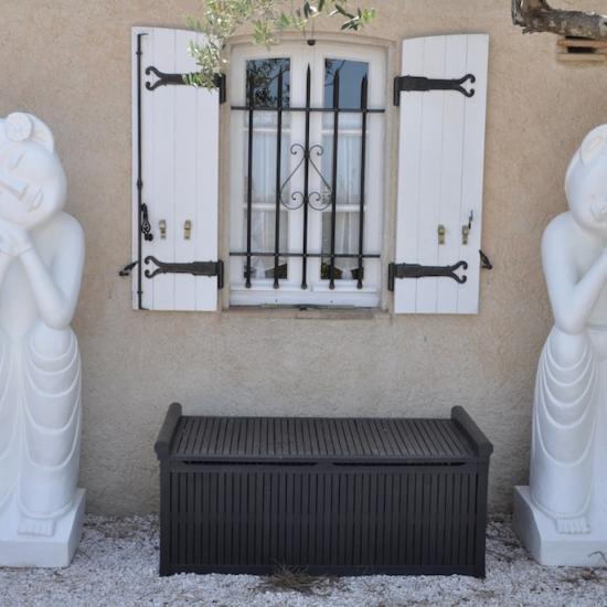 adam et eve devant la salle de bain