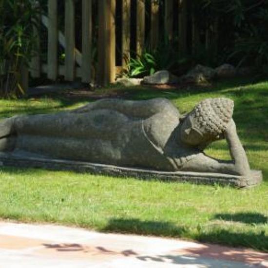 déesse couchée face à la piscine